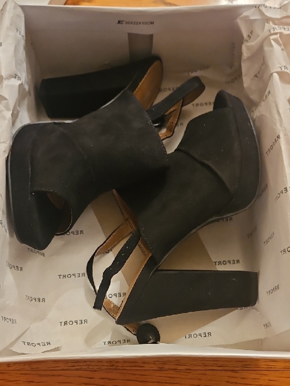 Report Women Platforms in Black